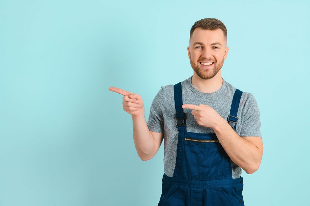 Handwerker der nach links zeigt.