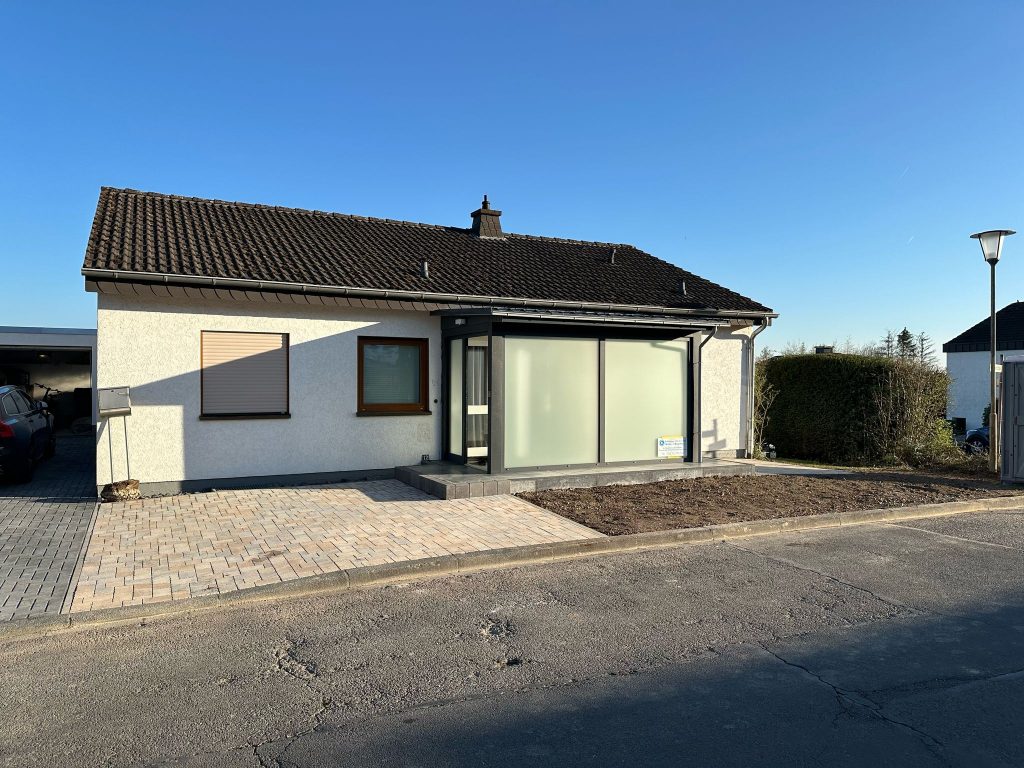 Haus mit neuem Anbau an der Haustür