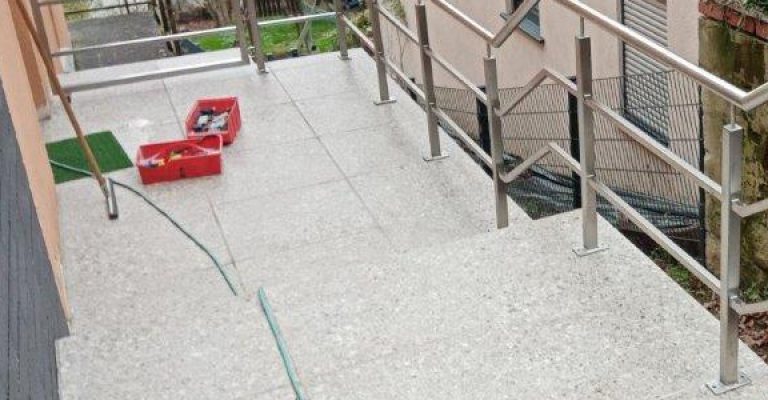 Gehweg neben Haus mit Treppenstufen