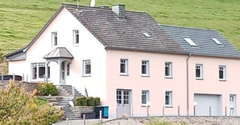 Haus mit neuer Fassade