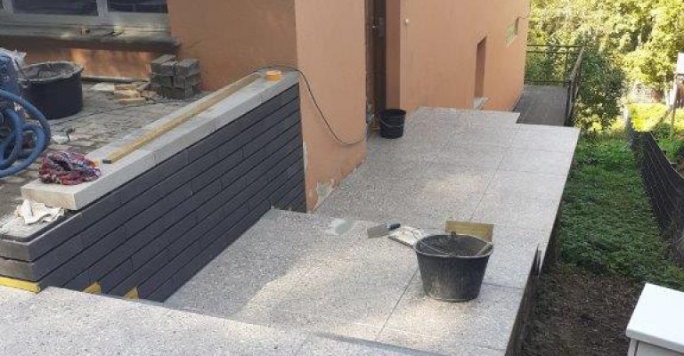 Gehweg neben einem Haus