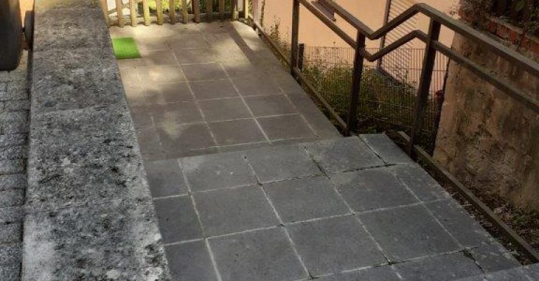 Gehweg neben einem Haus