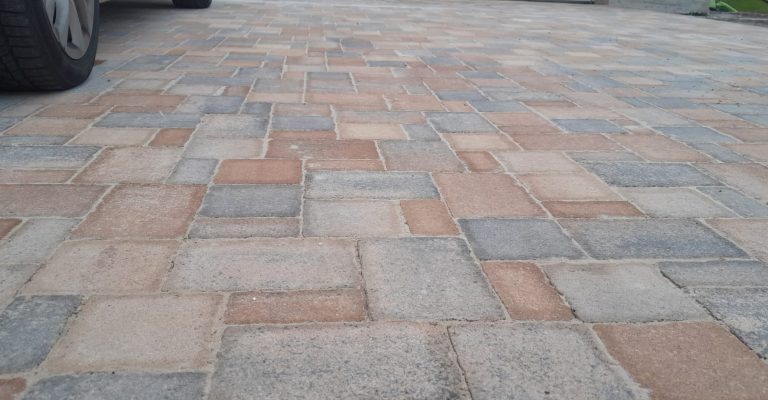 Hofeinfahrt mit Pflastersteinen