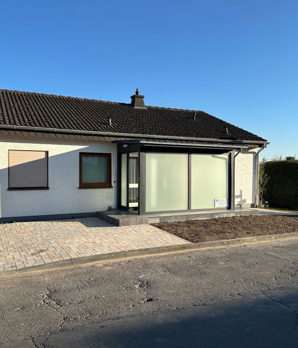 Haus mit neuem Anbau an der Haustür