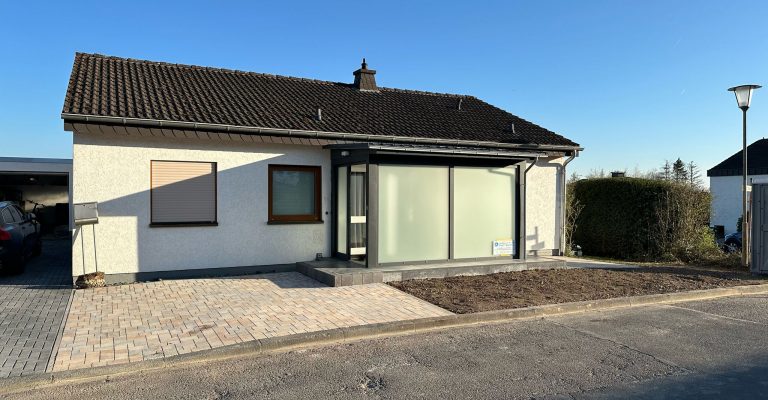 Haus mit neuem Anbau an der Haustür