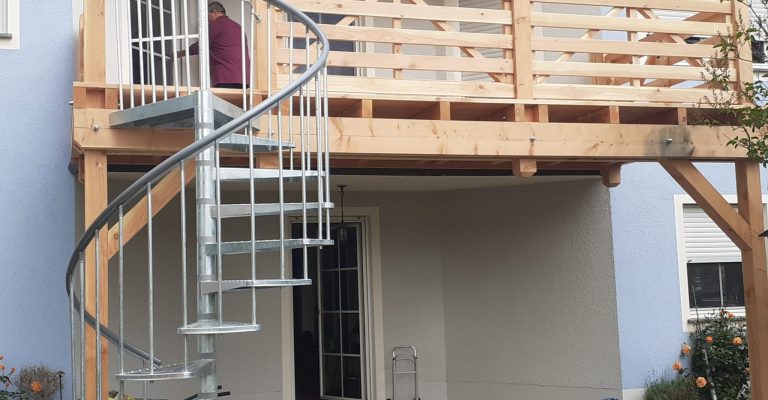 Anbau eines neuen Balkons aus Holz mit einer Treppe